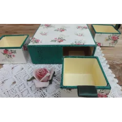 Frans brocante handgemaakt doosje met bloemetjes