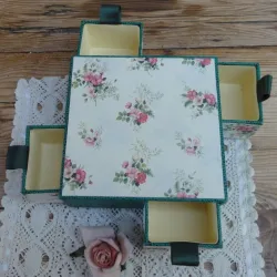 Frans brocante handgemaakt doosje met bloemetjes