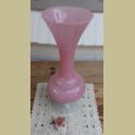 Zeer hoge Franse roze opaline vaas met gedraaide voet