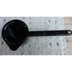 Zwart emaille met bloemetjes, roomkannetje met steel