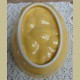 Licht beboterde gele brocante fruit puddingvorm