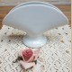 Franse wit porseleinen servethouder met roze bloemen