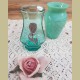 Frans groen glazen (lepel) vaasje met tinnen roosje