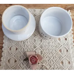 Franse wit porseleinen boterpot / beurrier met zwarte tekst