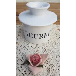 Franse wit porseleinen boterpot / beurrier met zwarte tekst