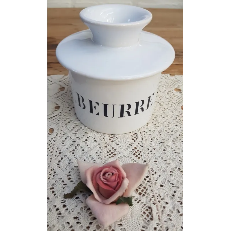 Franse wit porseleinen boterpot / beurrier met zwarte tekst