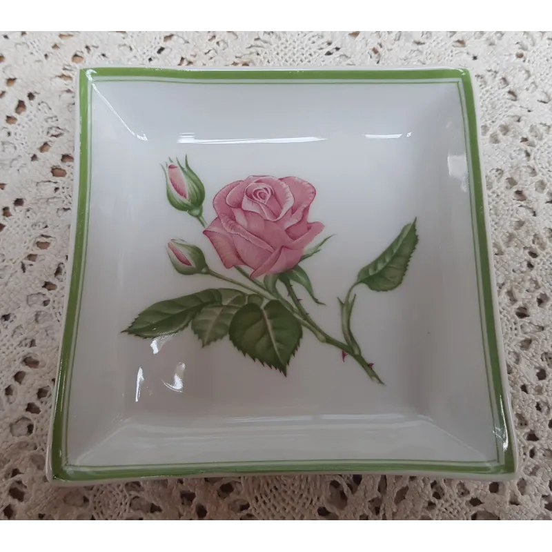 Klein Frans vierkant schaaltje met roze roos, Porcelaine de Paris