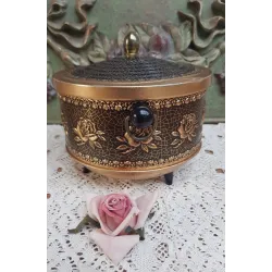 Vintage blik op pootjes en greepjes met roosjes reliëf