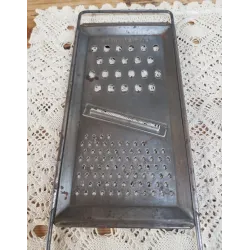 Franse verweerde brocante rasp, La Menagère