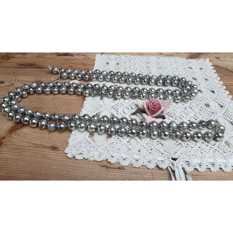 Oude kerstslinger,1,5 cm zilverkleurige glazen balletjes, 2,20 mtr Oude kerstslinger,1,5 cm zilverkleurige glazen balletjes, 2,20 mtr