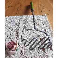 Aparte brocante puree stamper met groen houten handvat