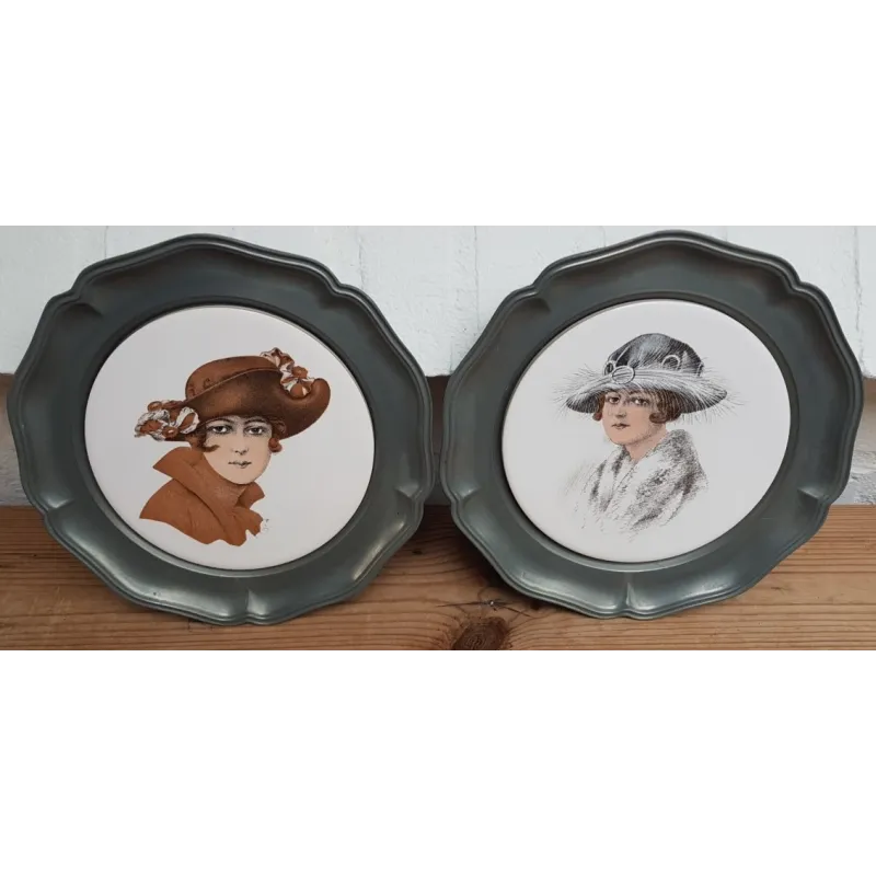 2 Vintage tinnen wandborden, nostalgische dames met hoeden 2 Vintage tinnen wandborden, nostalgische dames met hoeden