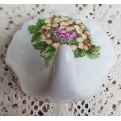 Franse ophanghaakje met bloemetjes, Porcelaine de Paris