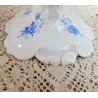 Antieke Franse compotier met blauwe bloemen en tulpen