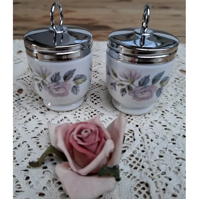 Engelse EGG CODDLER Royal Worchester , met roze roosjes Engelse EGG CODDLER Royal Worchester , met roze roosjes