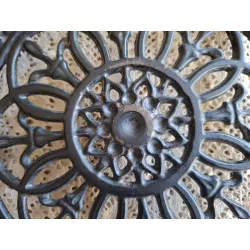 Franse brocante zwarte  gietijzeren onderzetter