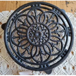 Franse brocante zwarte  gietijzeren onderzetter