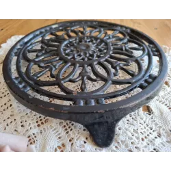 Franse brocante zwarte  gietijzeren onderzetter
