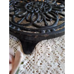 Franse brocante zwarte  gietijzeren onderzetter