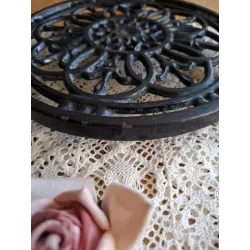 Franse brocante zwarte  gietijzeren onderzetter