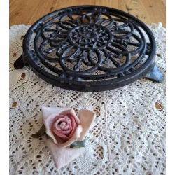 Franse brocante zwarte  gietijzeren onderzetter