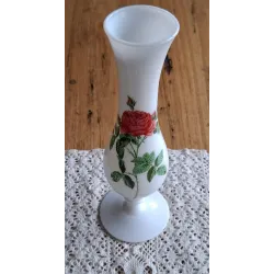 Vintage wit melkglazen / opaline vaasje met rode roos