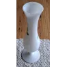 Vintage wit melkglazen / opaline vaasje met rode roos