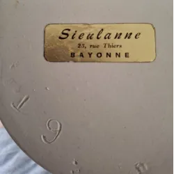 Franse creme gres kruik / tuitkan met dekseltje en lederen label