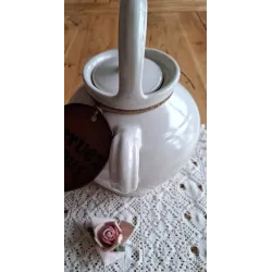 Franse creme gres kruik / tuitkan met dekseltje en lederen label
