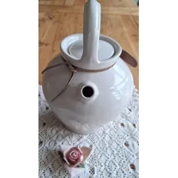 Franse creme gres kruik / tuitkan met dekseltje en lederen label