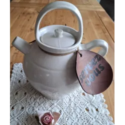 Franse creme gres kruik / tuitkan met dekseltje en lederen label