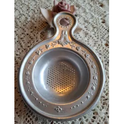 Frans brocante aluminium theezeefje met bloemetjes reliëf