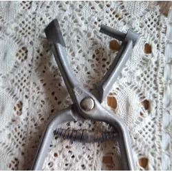 Franse vintage aluminium kersen / olijven ontpitter, AS