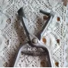 Franse vintage aluminium kersen / olijven ontpitter, AS