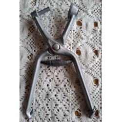 Franse vintage aluminium kersen / olijven ontpitter, AS