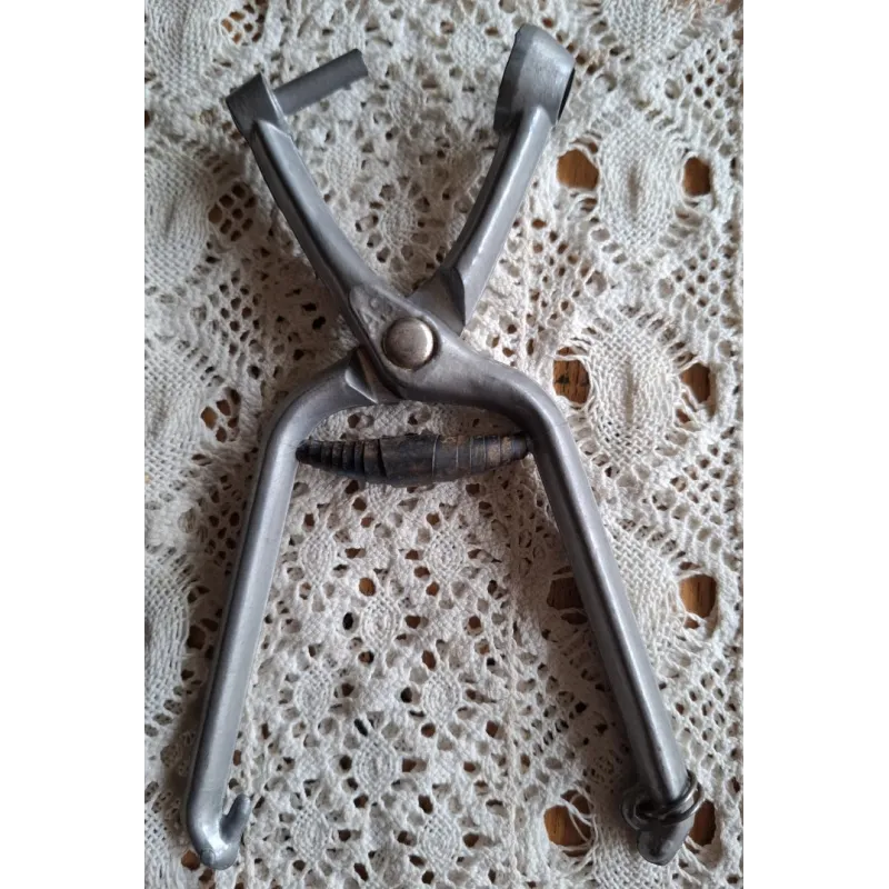 Franse vintage aluminium kersen / olijven ontpitter, AS Franse vintage aluminium kersen / olijven ontpitter, AS