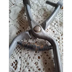 Franse vintage aluminium kersen / olijven ontpitter, AS
