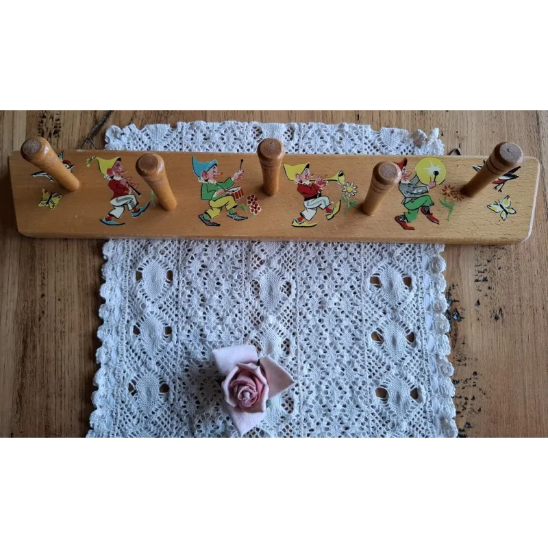 Vintage houten kinder kapstokje met kabouters