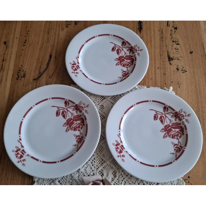 3 Porseleinen Franse ontbijtbordjes met rode rozen, Porcelaine Fine 3 Porseleinen Franse ontbijtbordjes met rode rozen, Porcelaine Fine