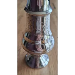 grote messing/koperen suikerstrooier, gegraveerd