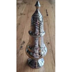 grote messing/koperen suikerstrooier, gegraveerd