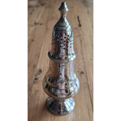grote messing/koperen suikerstrooier, gegraveerd