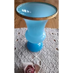 Oude blauwe opaline vaas met goudkleurig reliëf sierrandje