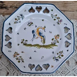 Frans Moustiers opengewerkt wandbordje,hartjes