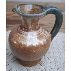 Klein gesigneerd Frans gres kannetjes met groene rand en greep