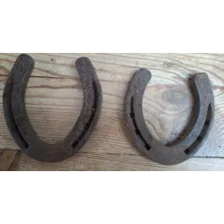 5 Oude verweerde hoefijzers, van groot naar klein