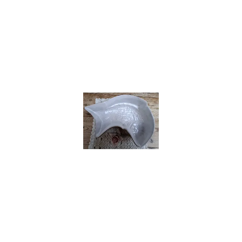 Grote brede oude bruine vis puddingvorm