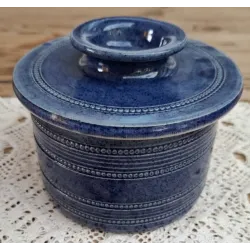 Vintage blauwe Franse gres boterpot, boterklok met parelrandjes