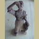 Brocante houten beeldje vrouw met druiven , druivenplukster