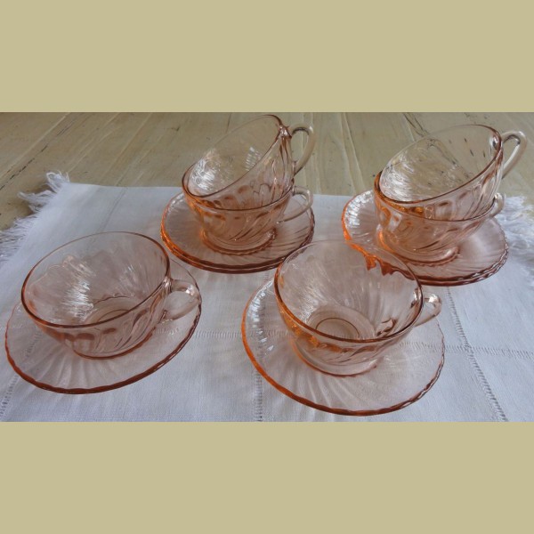 Franse roze glazen thee kop en schotels, Rosaline - Brocanti